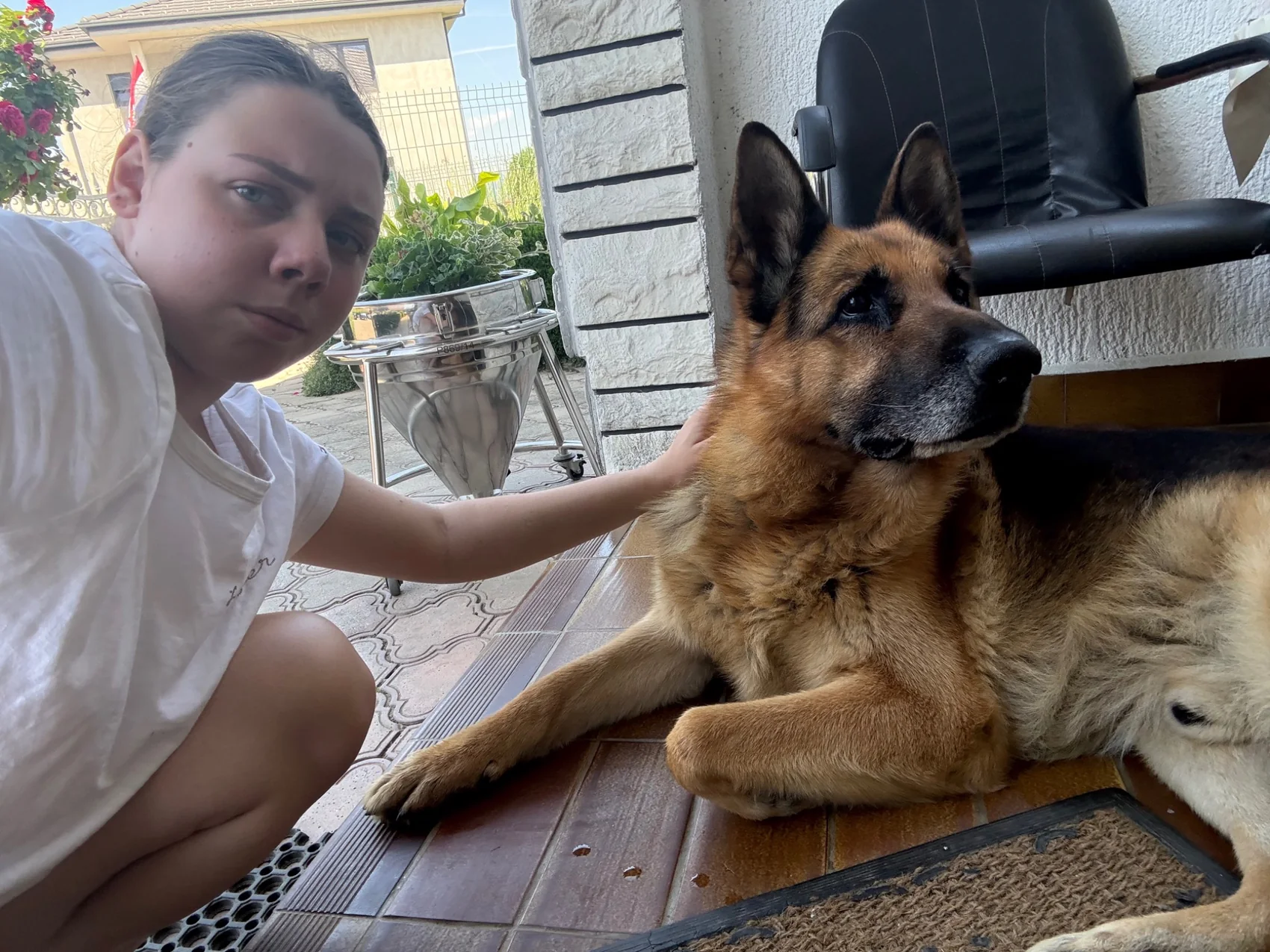 Puki mazi Bonnija dok leži na terasi